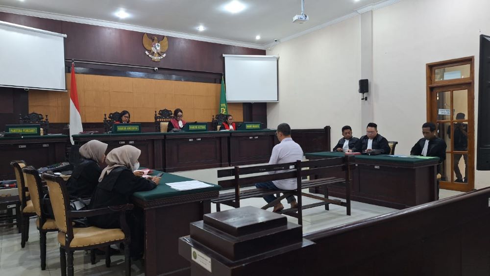 DISIDANG: Herman Budiyono duduk di kursi pesakitan untuk menjalani sidang dakwaan di Pengadilan Negeri Mojokerto, kemarin (1/10).