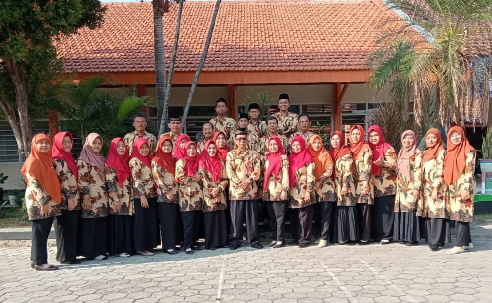 BIG FAMILY: Foto bersama dewan guru dan Tenaga Didik SMPN 1 Kutorejo.