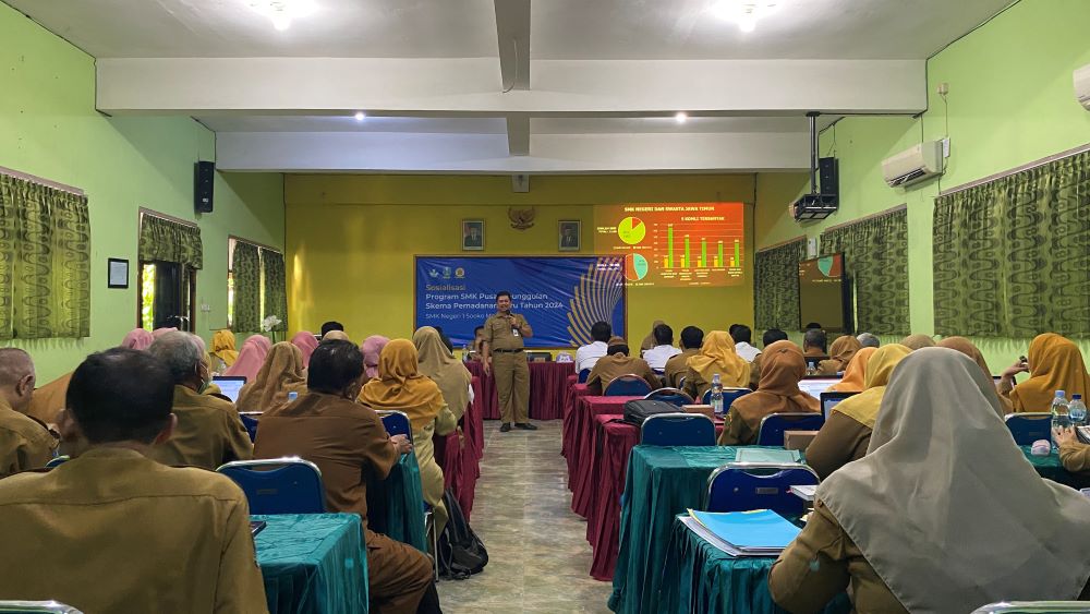 BERKEMBANG: Kacabdindik Mudianto memimpin sosialisasi program SMK PK Skema Pemadanan Baru di SMKN 1 Sooko.