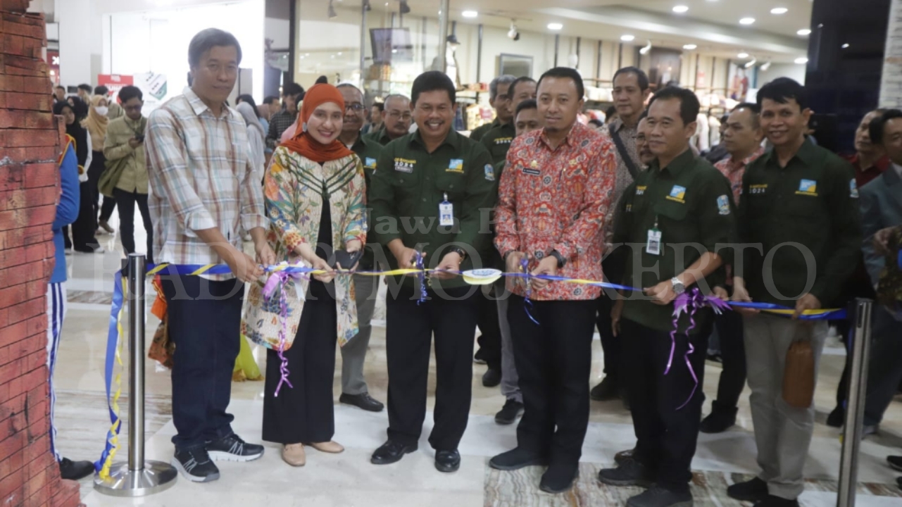 SIMBOLIS: Kacabdindik Jatim Wilayah Kabupaten-Kota Mojokerto Mudianto didampingi Direktur Jawa Pos Radar Mojokerto (JPRM) M. Nur Kholis membuka kegiatan job fair dengan pemotongan pita, Kamis (3/10).