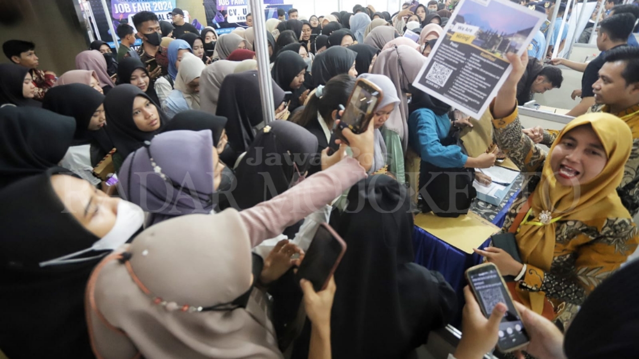 DISERBU: Salah satu booth perusahaan dikerubungi para pencari kerja.