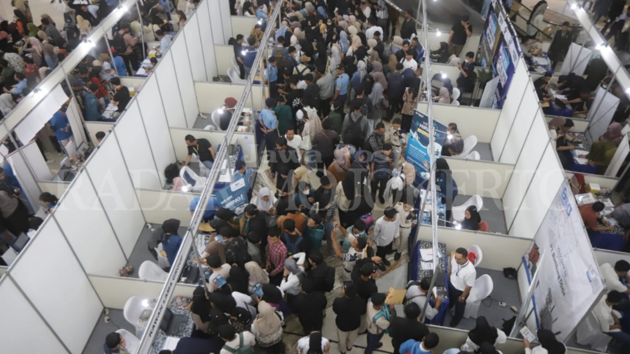 RAMAI: Para pencari kerja tampak memenuhi area Job Fair SMK PK di Grand Atrium Sunrise Mall, Kamis (3/10).