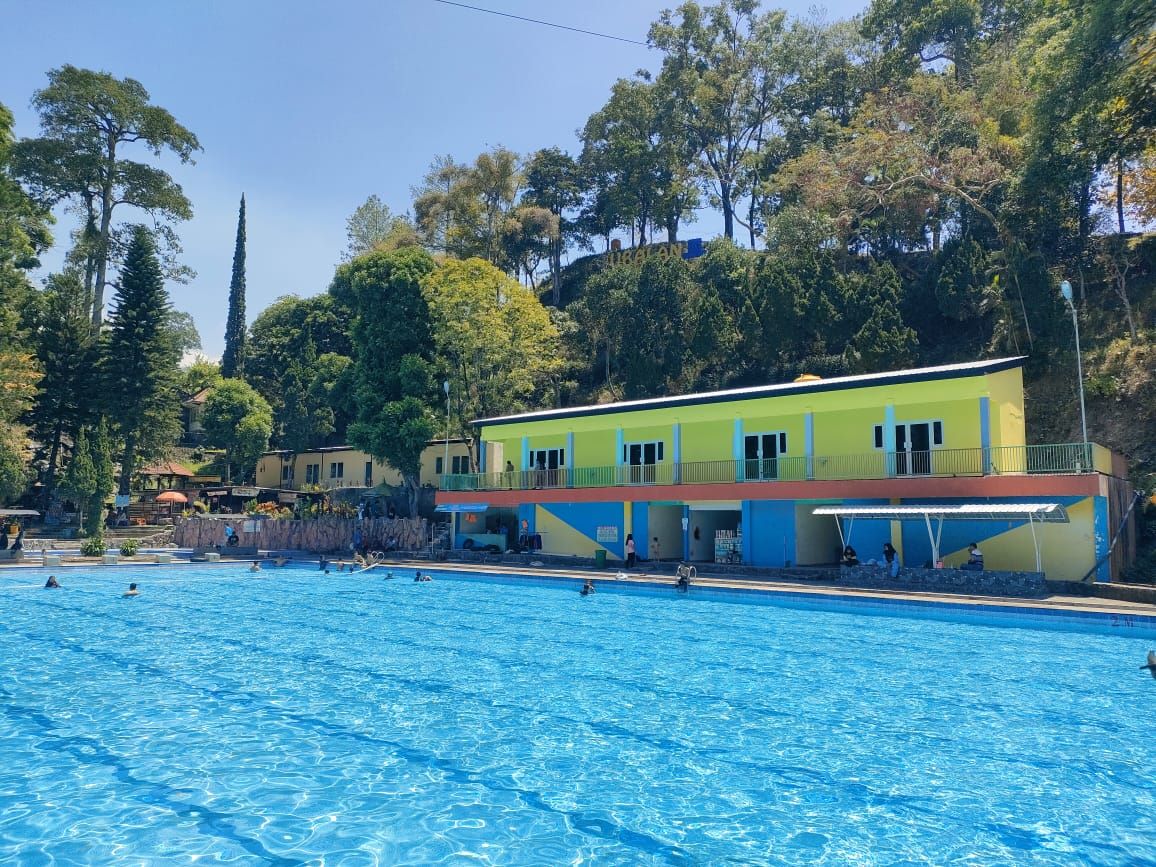 DIPOLES: Disbudporapar Kabupaten Mojokerto melakukan perbaikan terhadap sejumlah destinasi wisata yang dikelola. Salah satunya dengan merombak foodcourt di wisata Ubalan Water Park.