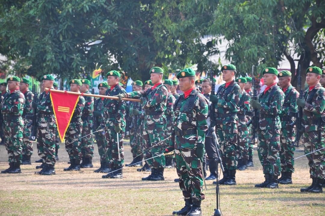PENGABDIAN: Seluruh peserta dan tamu undangan tampak khidmat mengikuti upacara HUT Ke-79 TNI di Lapangan Cikaran Asrama Korem 082/CPYJ, kemarin (5/10).