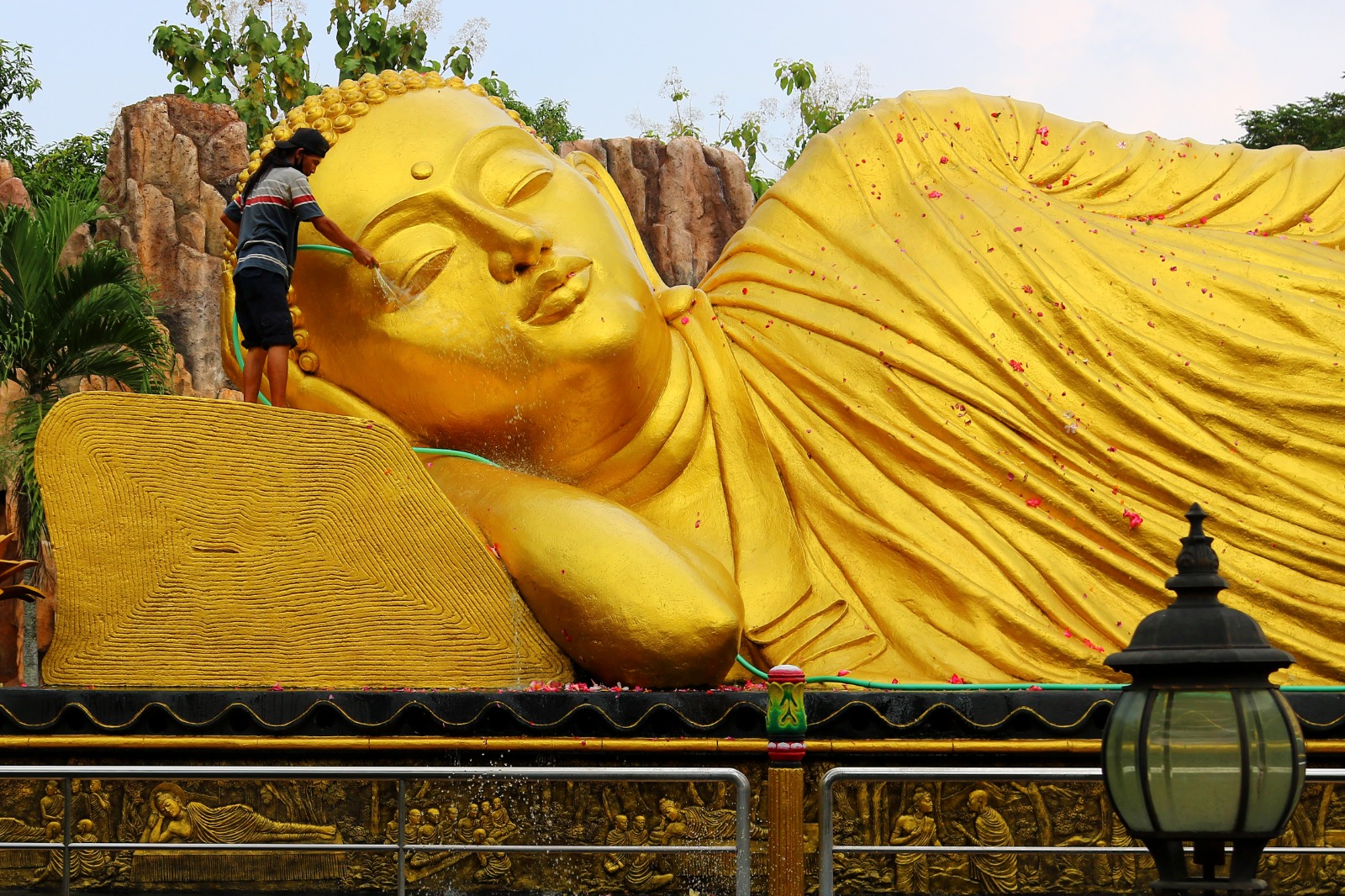 WISATA RELIGI: Patung Buddha Tidur di Maha Vihara Mojopahit kerap menjadi jujukan wisatawan lokal hingga mancanegara.