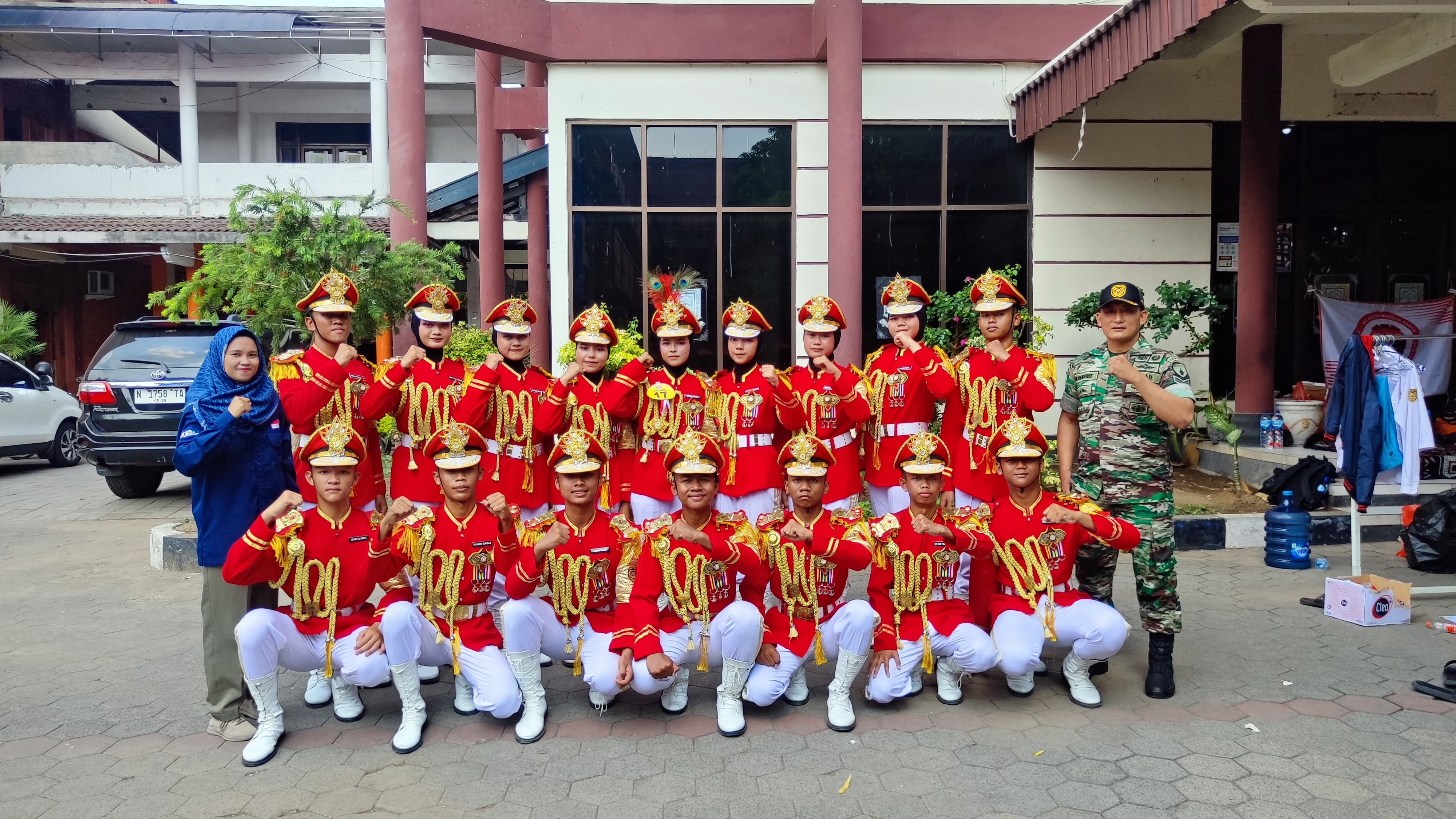 KOMPAK :Tim LKBB SMAN 1 Gondang meraih Juara 1 Se Mojokerto Raya bersama pembina dan pelatih.