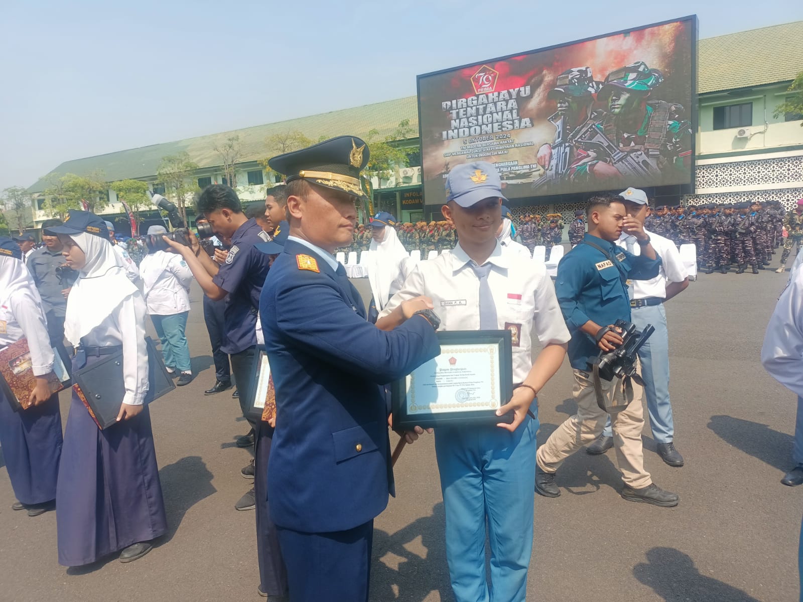 TERBAIK: Tim LKBB SMAN 1 Gondang meraih Juara 1&nbsp; Se Mojokerto Raya mendapat penghargaan dari Panglima TNI Republik Indonesia secara simbolik diserahkan di Makodam V&nbsp; Brawijaya, 5 Oktober 2024