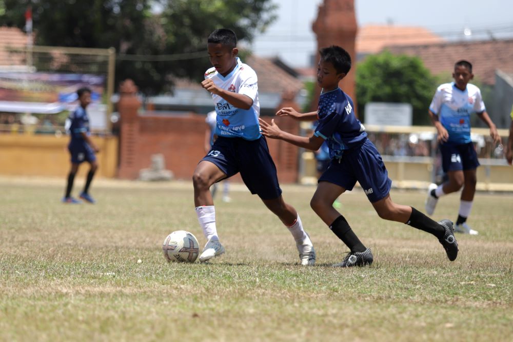 TURUT SERTA: Pemain KU-15 saat bertanding di kompetisi Piala Soeratin di Lapangan Panggreman, Kecamatan Kranggan, Kota Mojokerto, Oktober 2023 lalu.