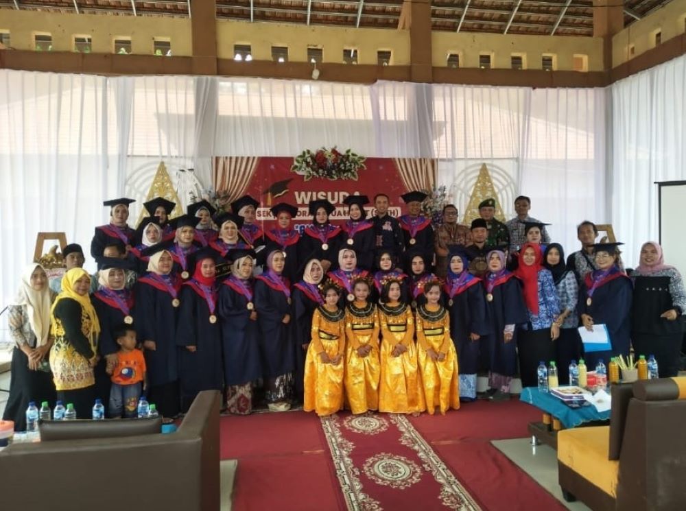 DIWISUDA: Sebanyak 20 orang tua menjalani prosesi wisuda SOTH di Balai Desa Sumberjati, Kecamatan Jatirejo, Selasa (1/10).&nbsp;