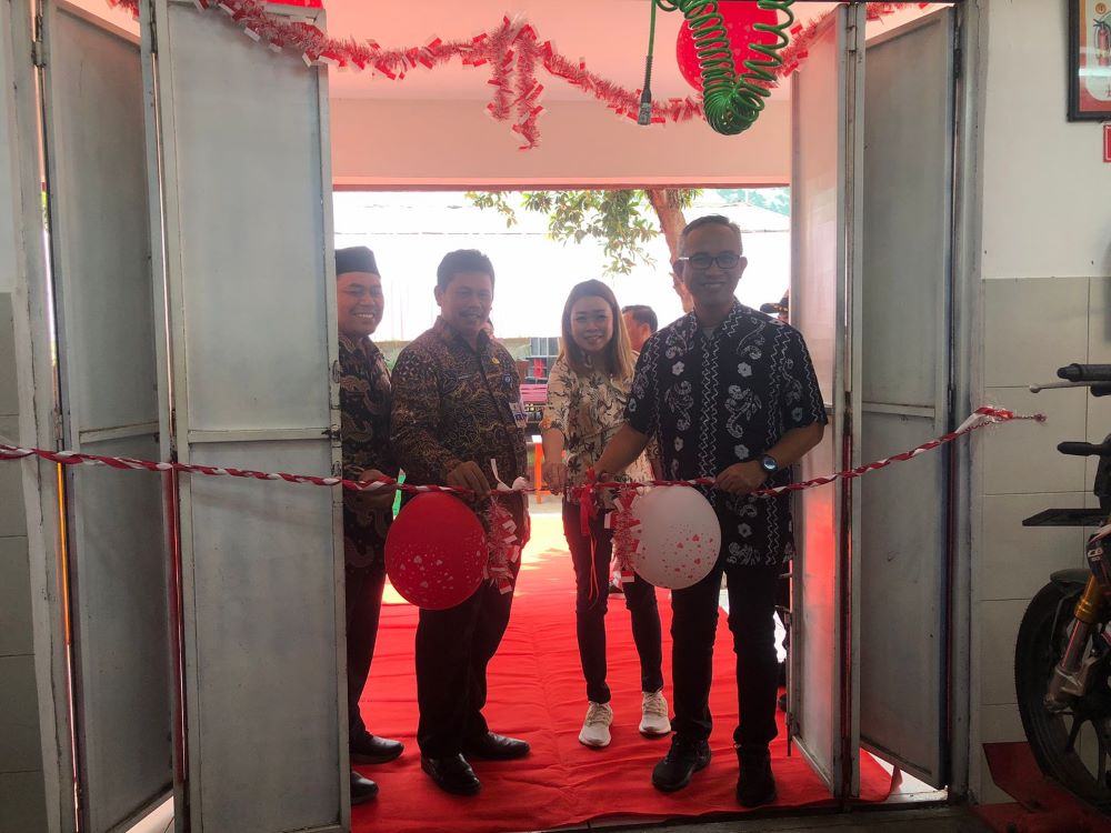 TEMPAT BARU: Gedung TUK teknik sepeda motor SMKN 1 Jatirejo diresmikan dengan pemotongan pita, Jumat (4/10) lalu.