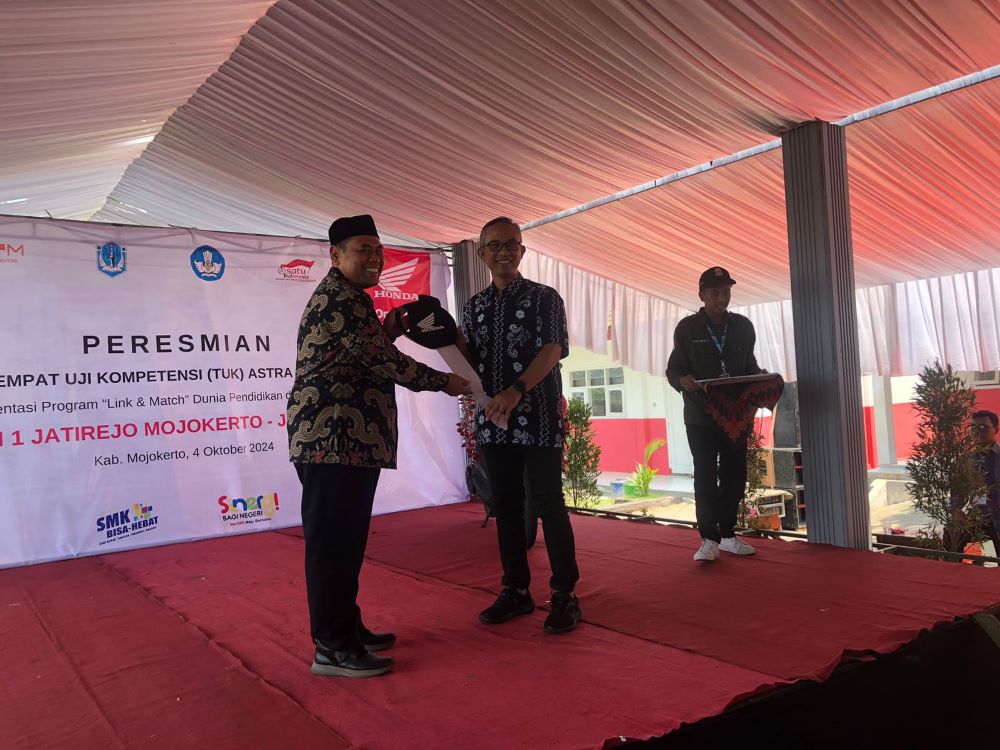 BERKAH: Perwakilan PT Astra Honda Motor memberikan satu unit sepeda motor kepada Kepala SMKN 1 Jatirejo Heru Susianto.