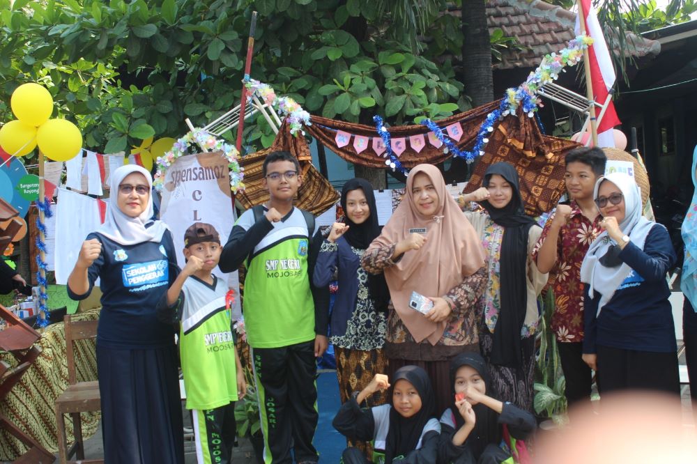 KOLABORASI: Kepala SMPN 1 Mojosari Satsuana Jatiningtyas meninjau stan Proyek Penguatan Profil Pelajar Pancasila (P5), Sabtu (5/10).
