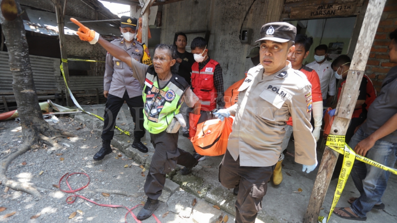 NAHAS: Polisi dibantu relawan mengevakuasi lansia sebatang kara yang ditemukan meninggal di rumahnya di Dusun Jombangan, Desa Sumberwuluh, Kecamatan Dawarblandong, Kabupaten Mojokerto, Senin (7/10).