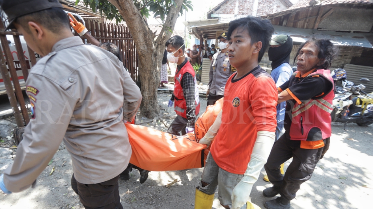 NAHAS: Polisi dibantu relawan mengevakuasi lansia sebatang kara yang ditemukan meninggal di rumahnya di Dusun Jombangan, Desa Sumberwuluh, Kecamatan Dawarblandong, Kabupaten Mojokerto, Senin (7/10).
