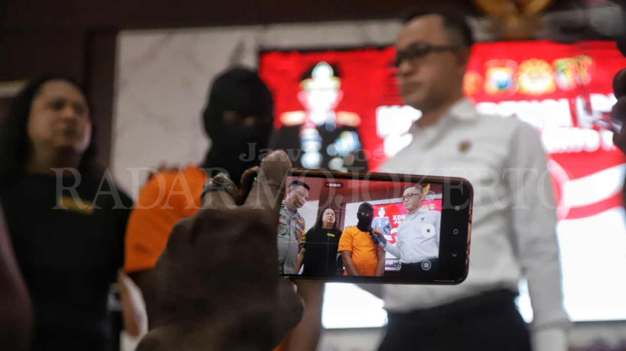 TIGA KALI DIPENJARA: Tersangka penjambretan dipamerkan dalam konferensi pers di Mapolres Mojokerto Kota, Senin (7/10).