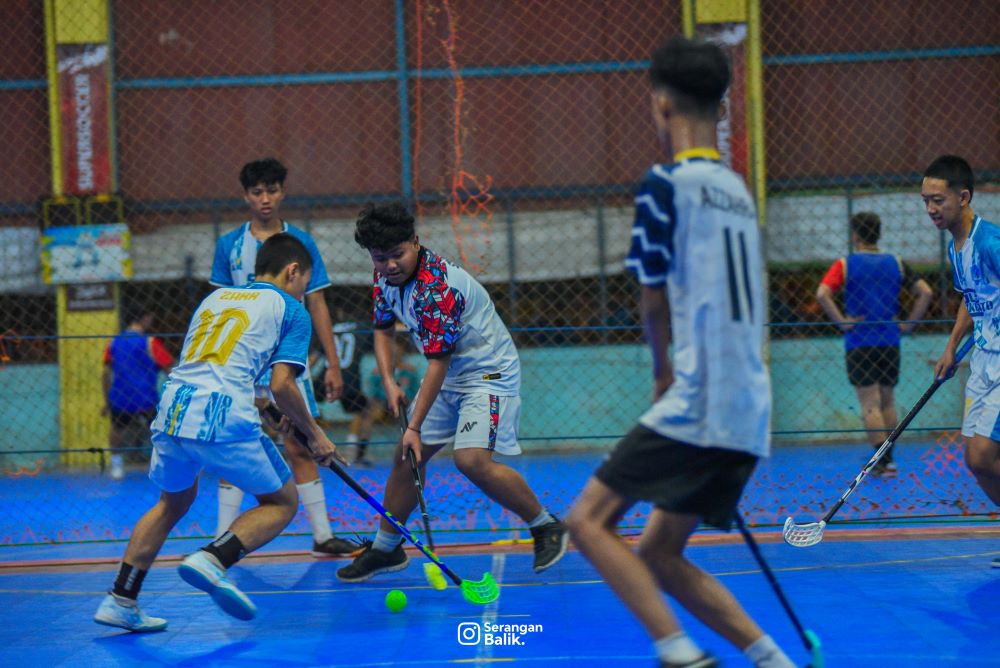 EKSISTENSI: Pemain floorball dari SMK Jatirejo berlatih di lapangan futsal Benteng Pancasila Kota Mojokerto beberapa waktu lalu.