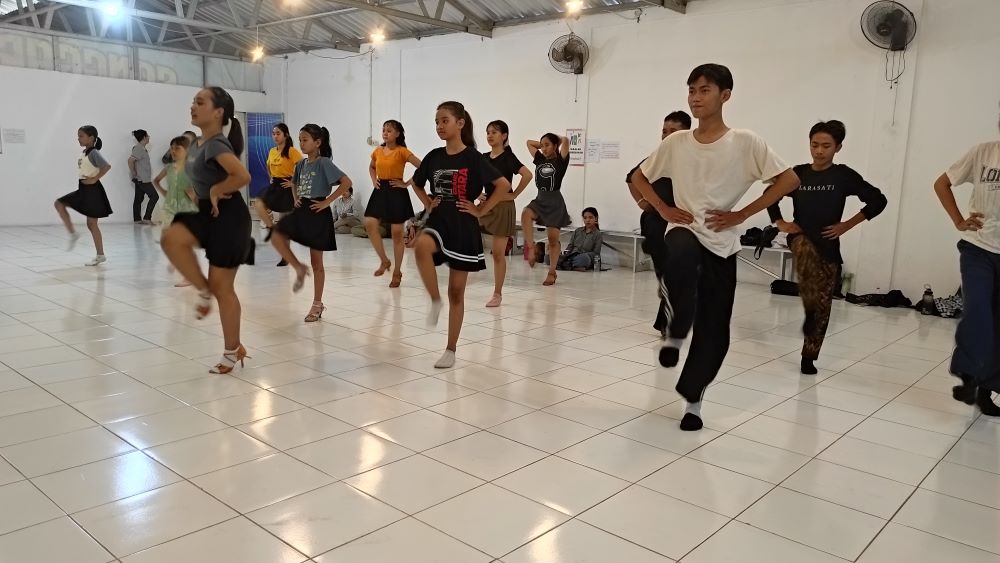 POTENSIAL: Dancer muda Kota Mojokerto menjalani latihan rutin di sanggar senam kawasan Tropodo, Meri, Kecamatan Kranggan.