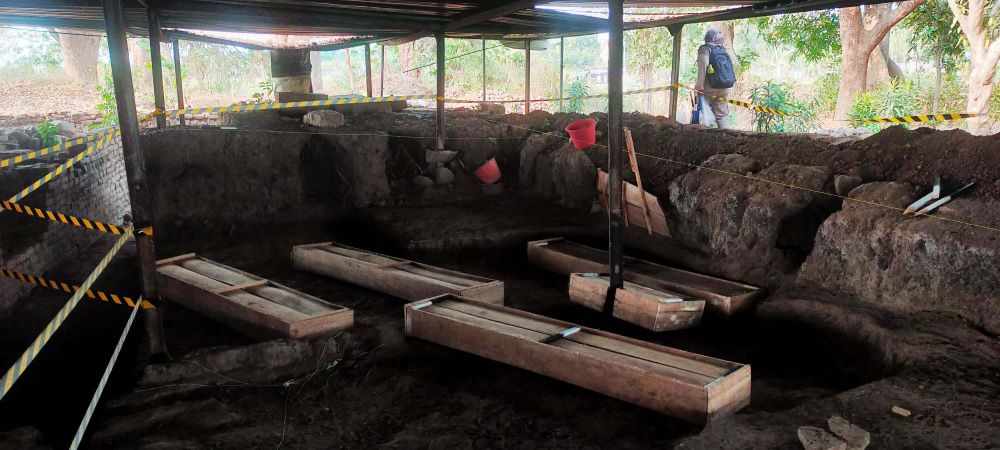 DIAMANKAN: Lima kerangka manusia yang ditemukan di Sektor D Situs Kumitir, Kecamatan Jatirejo untuk sementara ditutup peti kayu agar tidak rusak.
