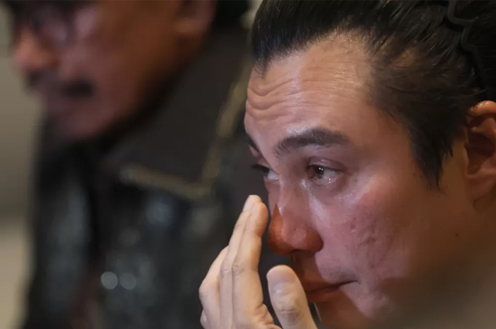 Baim Wong menangis saat menjelaskan alasan gugat cerai di konferensi pers.