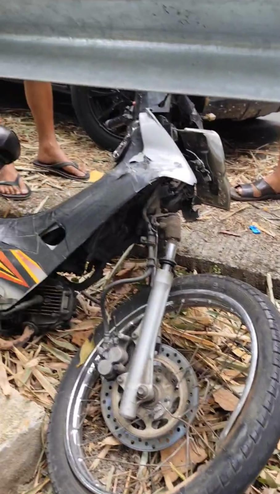 MENELAN KORBAN: Motor Feri Anwar ringsek parah usai menghantam pembatas jalan akibat rem blong saat melintas di Jalur Pacet - Cangar, Selasa (8/10) sore.