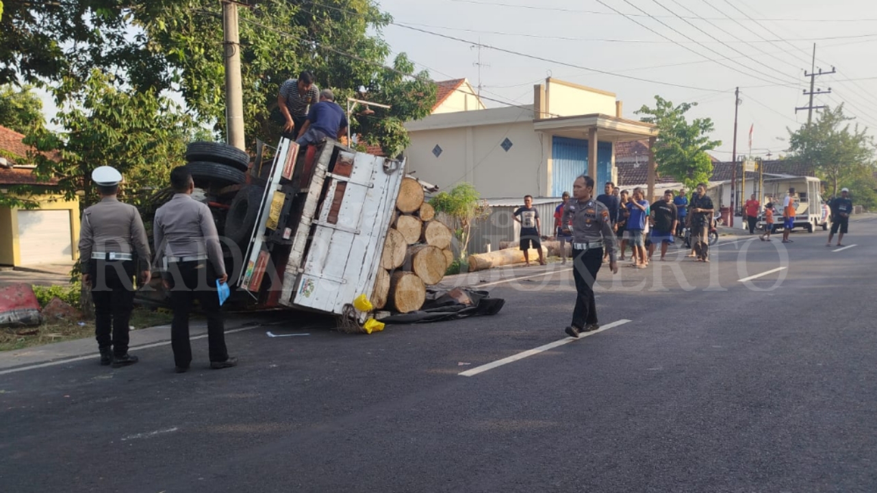 NAHAS: Polisi melakukan olah TKP kecelakaan di Jalan Raya Desa Bandung, Kecamatan Gedeg, Kabupaten Mojokerto, Selasa (8/10) pagi.