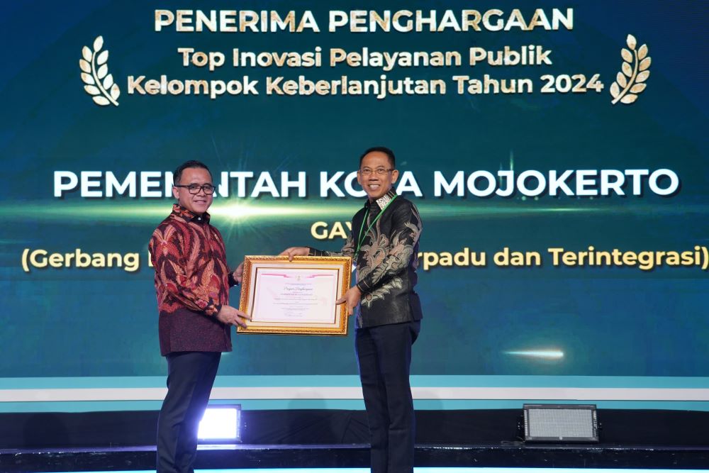MASUK NOMINASI: Sekda Kota Mojokerto Gaguk Tri Prasetya menerima penghargaan berkat inovasi Gayatri dari Menpan RB Azwar Anas dalam Gebyar Pelayanan Prima 2024, Selasa (8/10).