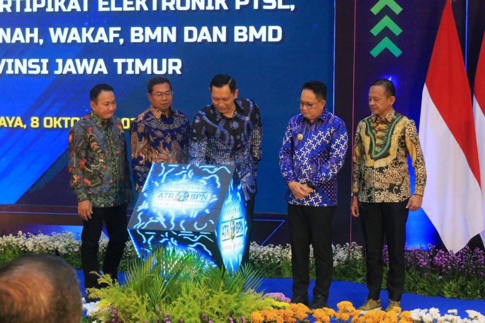 MEMBANGGAKAN: Menteri ATR/BPN Agus Harimurti Yudhoyono deklarasikan Kabupaten Mojokerto jadi kabupaten lengkap bersama 45 daerah lain di 23 provinsi seluruh Indonesia saat peluncuran Implementasi.