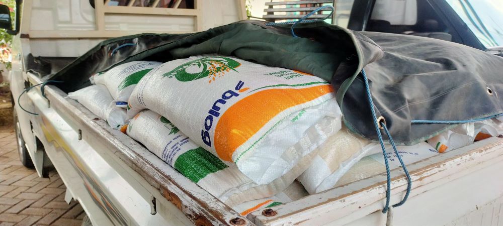 DALAM PENYELIDIKAN: Mobil pikap bermuatan puluhan karung beras bantuan pemerintah untuk sementara diamankan di Mapolsek Jatirejo, kemarin (9/10).