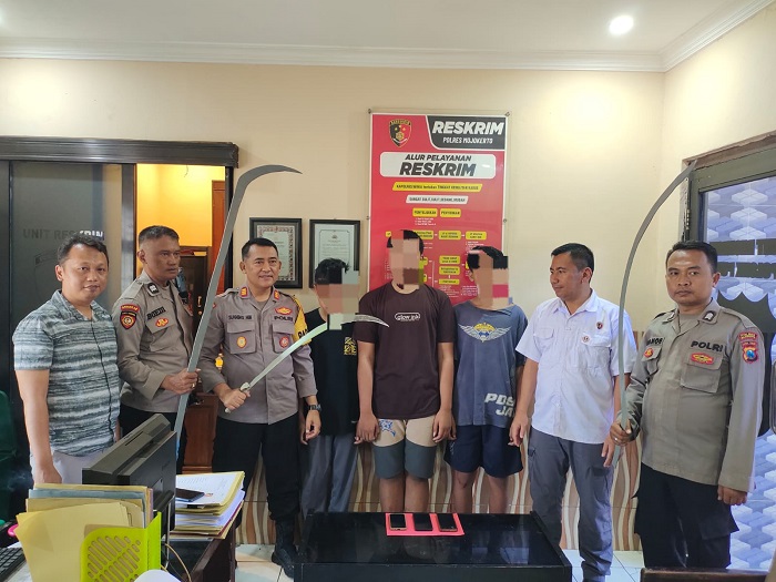 BIKIN RESAH: Petugas mengamankan tiga anggota gangster yang belakangan meresahkan warga Kabupaten Mojokerto, Rabu (9/10) dini hari. (foto : Polsek Puri for JPRM)