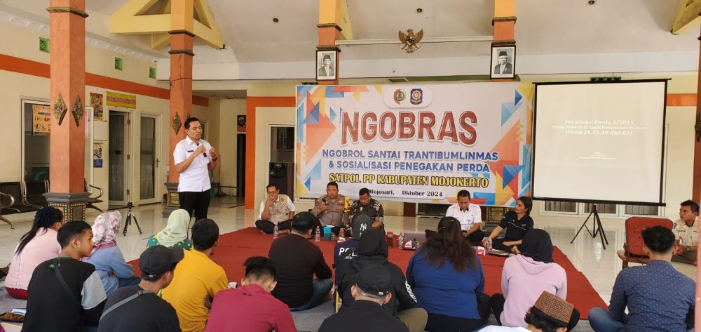 DIEDUKASI: Puluhan pedagang angkringan dan PKL mengikuti sosialisasi perda dari Satpol PP Kabupaten Mojokerto di aula Kantor Desa Jotangan, Kecamatan Mojosari, kemarin.
