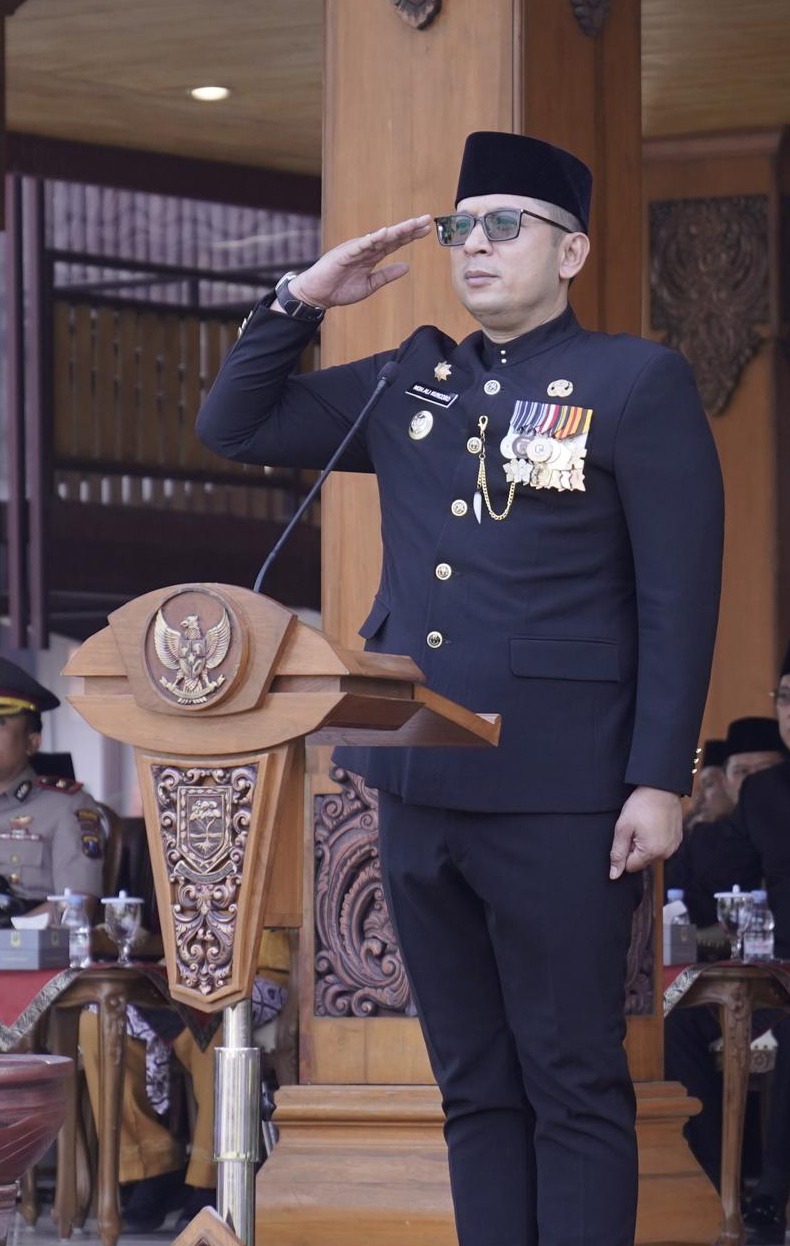 MAJU PESAT: Pj Wali Kota Mojokerto Moh. Ali Kuncoro menjadi inspektur upacara Peringatan Hari Jadi Ke-79 Provinsi Jawa Timur di halaman Sasana Praja Abhipraya, Balai Kota Mojokerto, kemarin (12/10).