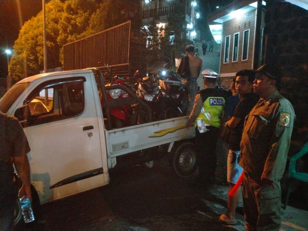 DIANGKUT: Sejumlah motor hingga atribut milik kelompok pemuda diduga gangater yang menggelar pesta di Desa/Kecamatan Pacet, Sabtu (12/10) malam, diamankan petugas.