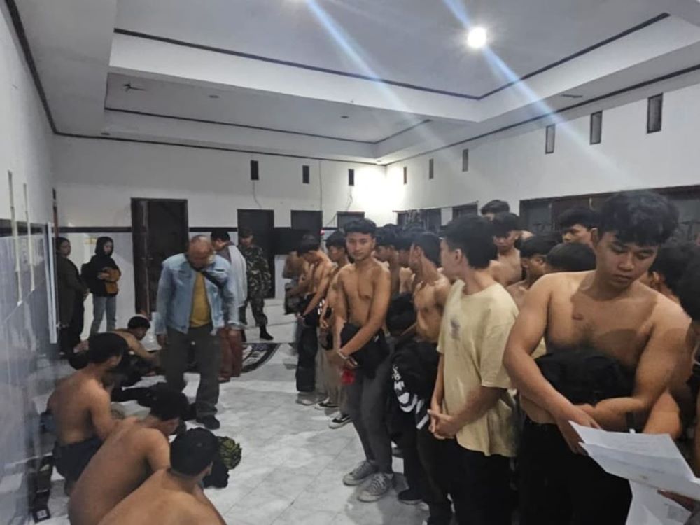 TERCIDUK: Petugas gabungan menggeledah ratusan pemuda yang kedapatan menggelar pesta miras dan membawa sajam di salah satu villa di Desa/Kecamatan Pacet, Sabtu (12/10) malam.