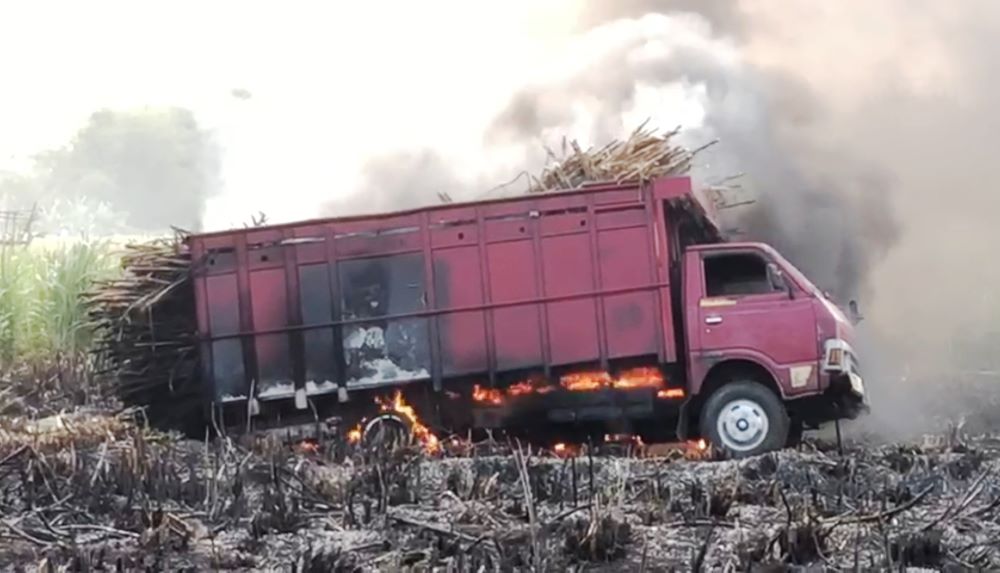 LUDES: Truk muatan tebu ludes setelah terjebak api yang membakar lahan tebu di Dusun Kanigoro, Desa/Kecamatan Pungging yang baru dipanen, Senin (14/10) sore.