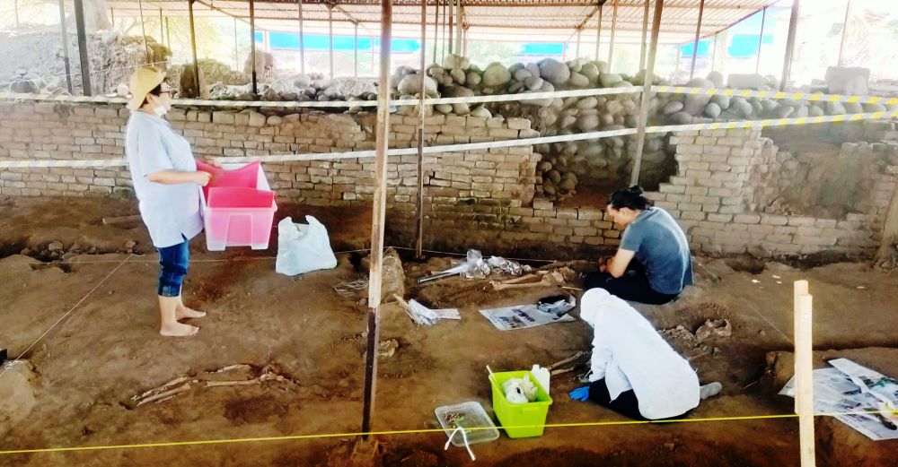 PENELITIAN FORENSIK: Tim Paleoantropologi FISIP UNAIR tengah memindah tulang belulang manusia yang ditemukan di Sektor D Situs Kumitir, Kecamatan Jatirejo, beberapa waktu lalu.