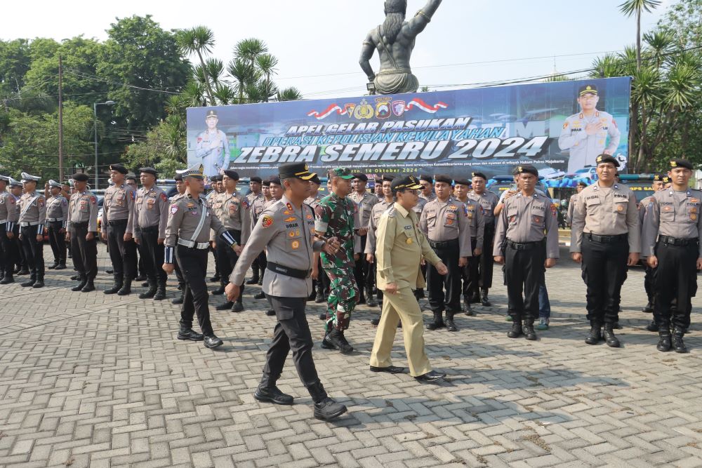 DISIAGAKAN: Kapolres Mojokerto AKBP Ihram Kustarto bersama Pjs Bupati Mojokerto Akhmad Jazuli dan Dandim 0815 Mojokerto Letkol Inf Rully Noriza menyiapkan pasukan dalam apel gelar pasukan di Mapolres