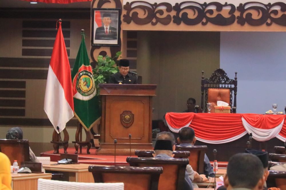 MULAI DIBAHAS: Pjs Bupati Mojokerto Akhmad Jazuli menyampaikan nota penjelasan Bupati Mojokerto atas Raperda tentang APBD Tahun Anggaran 2025, pada rapat paripurna Jumat (11/10).