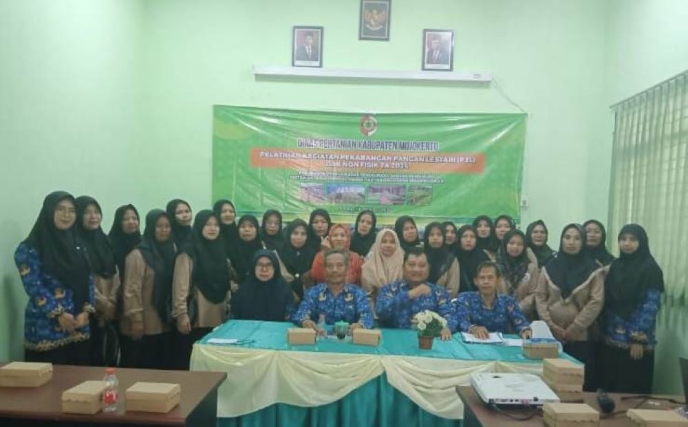 DIBERDAYAKAN: Warga Desa Karangkedawang, Kecamatan Sooko mengikuti pelatihan Pekarangan Pangan Lestari dari Dinas Pertanian Kabupaten Mojokerto, kemarin.