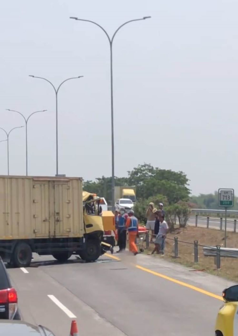 MALANG: Petugas mengevakuasi sopir truk yang terjepit karena kabin ringsek akibat kecelakaan di Tol Sumo, kemarin.