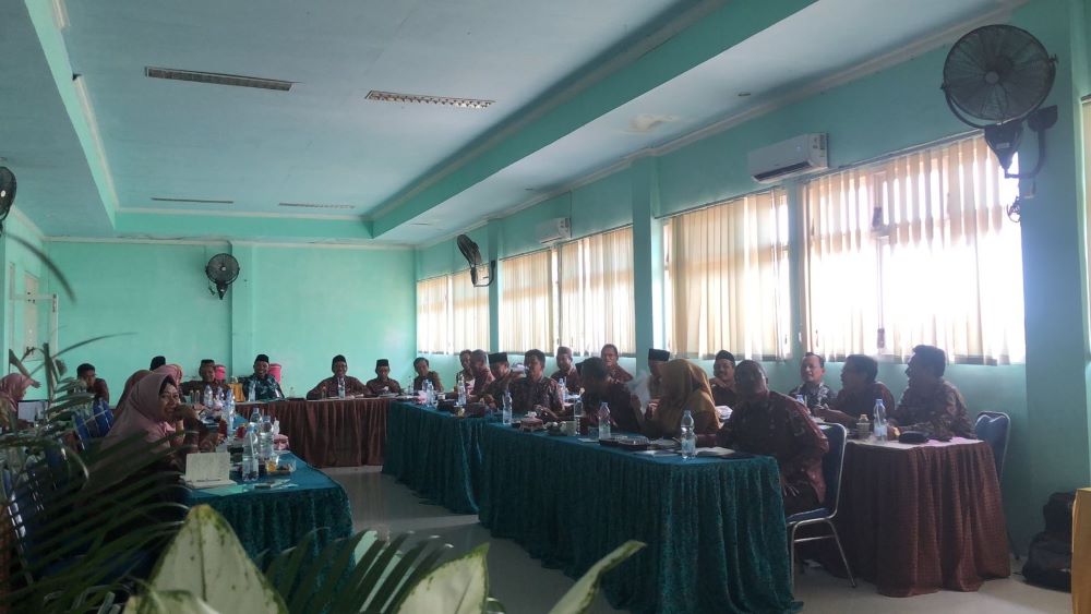 KOORDINASI: MKKS SMPN Kabupaten Mojokerto bersama tim JPRM menggelar rapat persiapan event guru favorit.