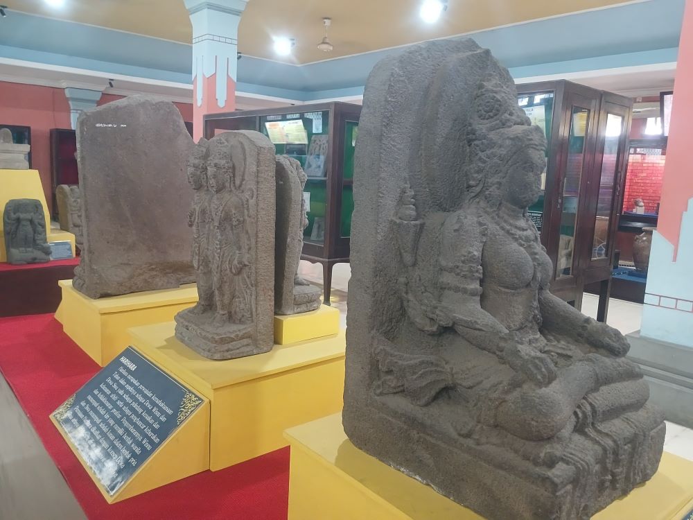KUNO: Arca-arca dewa koleksi Museum PIM, Kecamatan Trowulan, Kabupaten Mojokerto bertelanjang kaki. Wujud alas kaki di era Majapahit tergambar dalam karakter pewayangan.