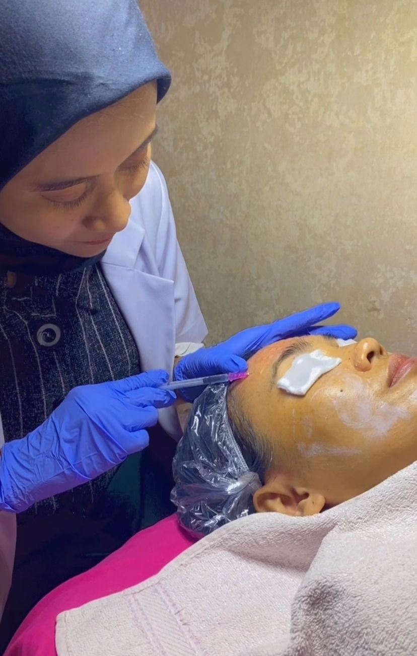 PERAWATAN: Praktisi astetik dr Fernanda Irfatul Laily saat memberi penanganan skinbooster DNA salmon pada pasien.