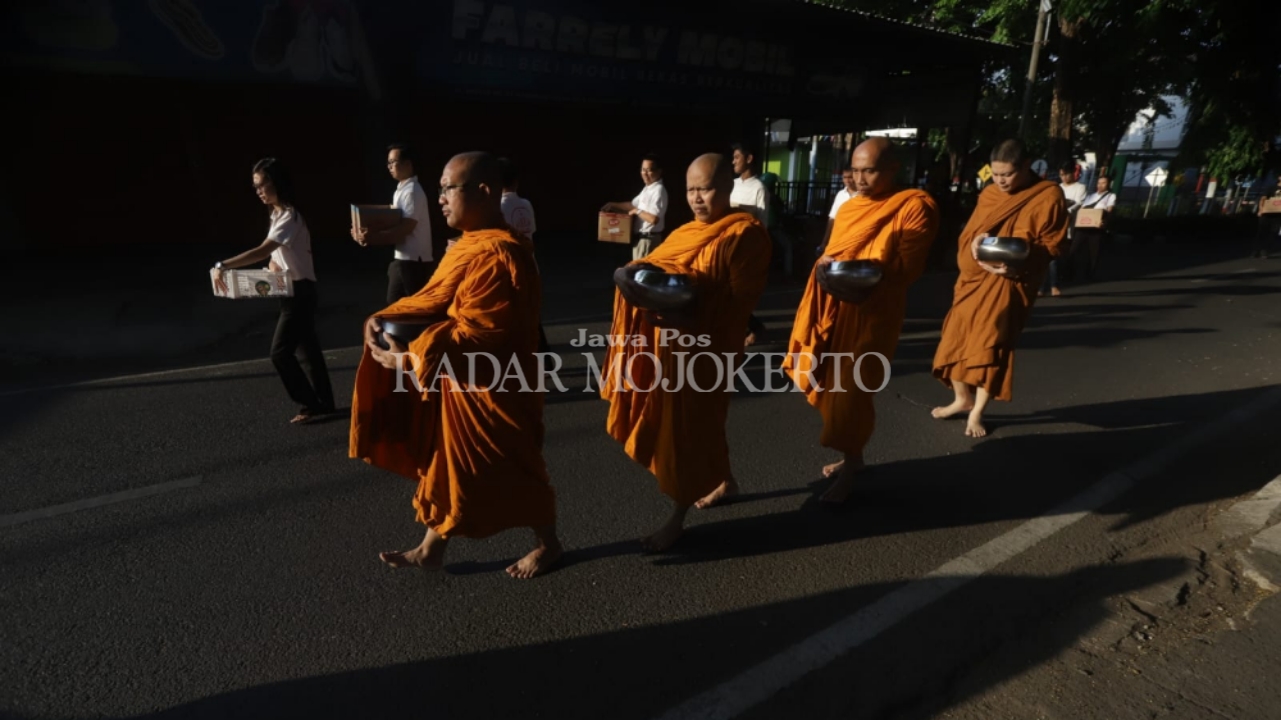 Para Biksu melakukan prosesi pindapatta di Magersari Mota Mojomerto, Minggu (20/10).