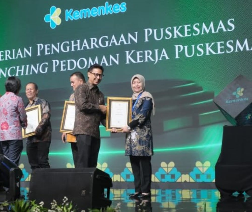 LUAR BIASA: Menteri Kesehatan Budi Gunadi Sadikin memberikan penghargaan pada Kepala Dinkes PPKB Kota Mojokerto dr Farida Mariana di Jakarta, Jumat (18/10) lalu.