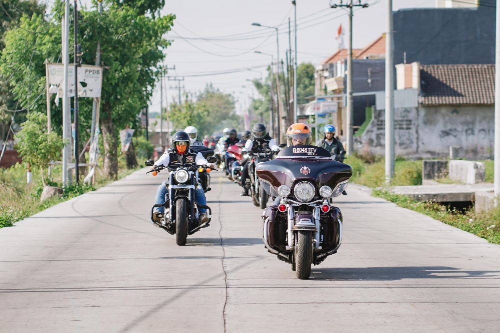 SIAP TOURING: Pengurus HDCI Mojokerto menjajal tunggangannya sebelum mengikuti Pahlawan Tour XIV, pekan depan.