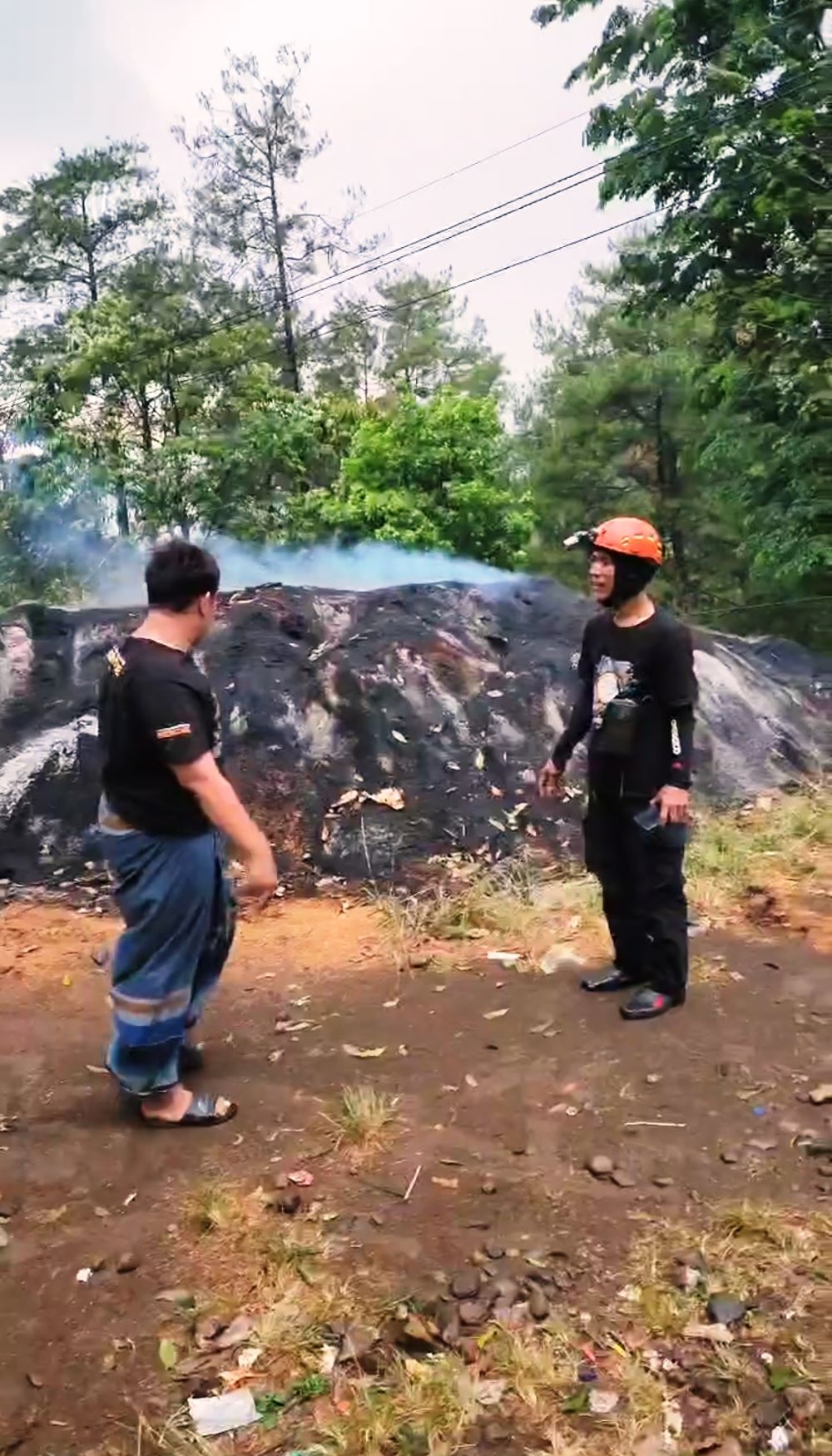 BERASAP: Dinding sekam jalur penyelamat Rest Area Sendi, Desa/Kecamatan Pacet, yang tampak masih terbakar, Minggu (20/10).