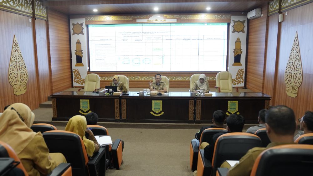 KAWAL PEKERJAAN: Sekretaris Daerah Kota Mojokerto Gaguk Tri Prasetyo memanggil rekanan pelaksana, pengawas, serta OPD pengampu proyek strategis dalam rapat evaluasi di ruang command center, Senin (21/