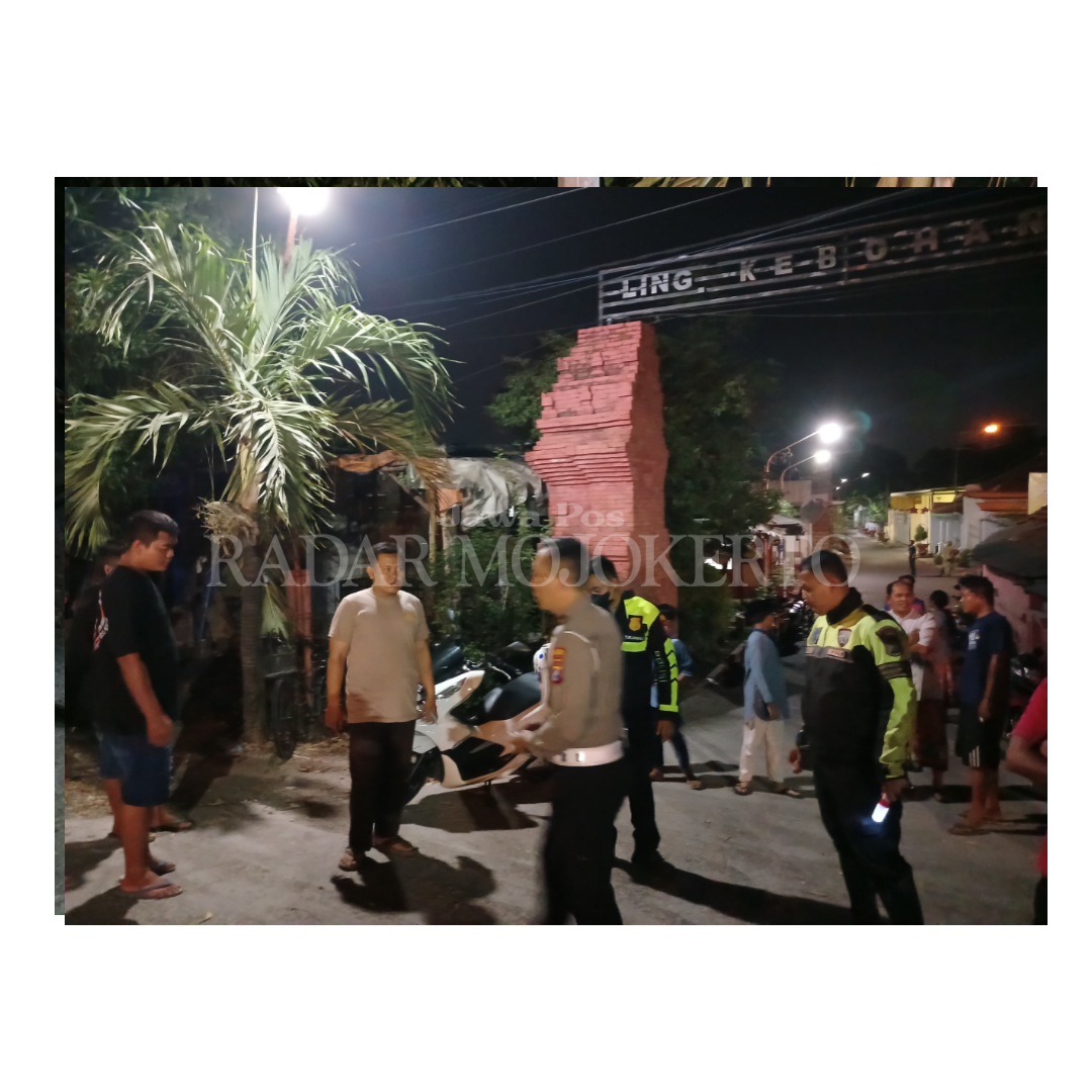 TELAN KORBAN JIWA: Polisi melakukan olah TKP kecelakaan di Jalan Bypass, Kota Mojokerto, Selasa (22/10).