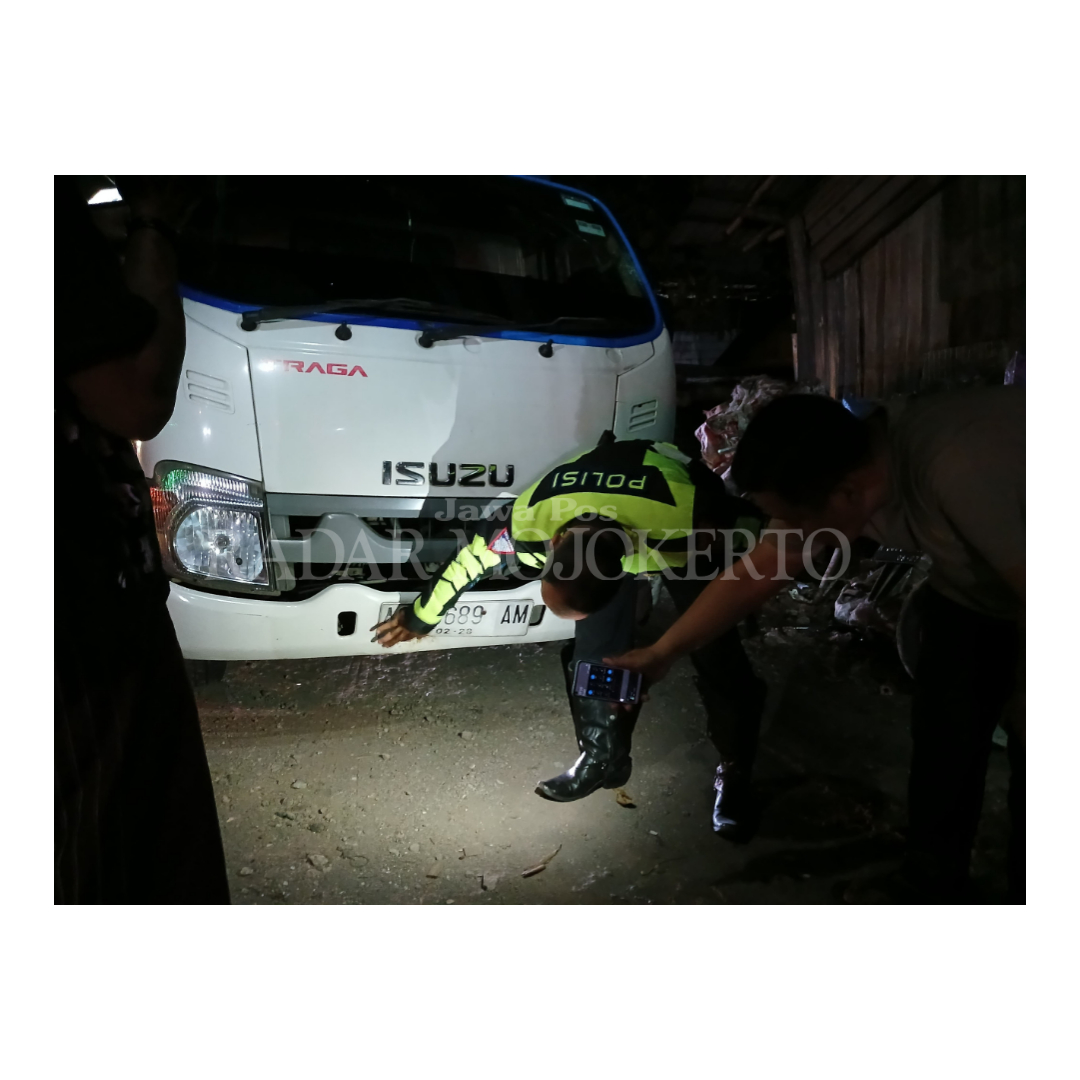 TELAN KORBAN JIWA: Polisi melakukan olah TKP kecelakaan di Jalan Bypass, Kota Mojokerto, Selasa (22/10).