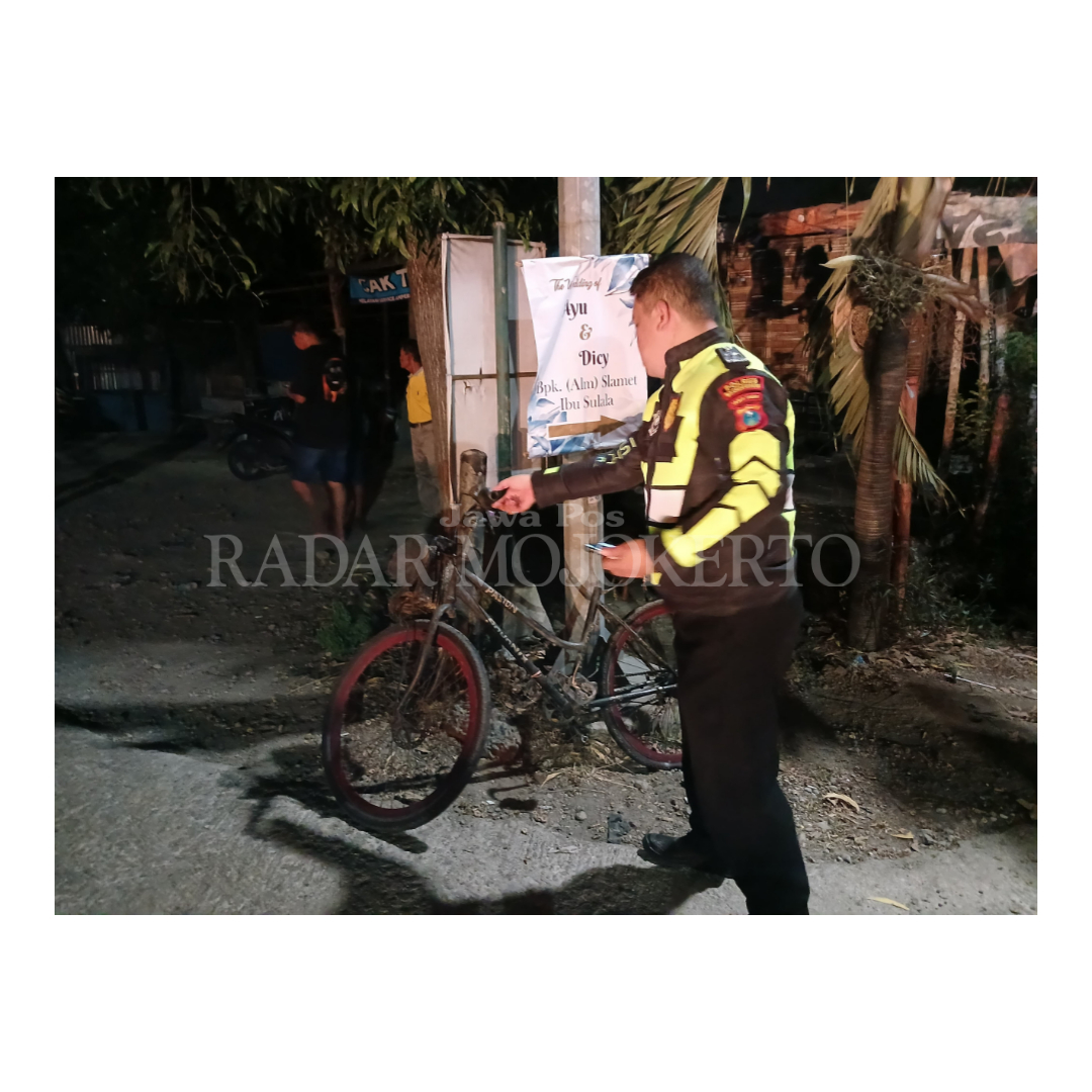 TELAN KORBAN JIWA: Polisi melakukan olah TKP kecelakaan di Jalan Bypass, Kota Mojokerto, Selasa (22/10).